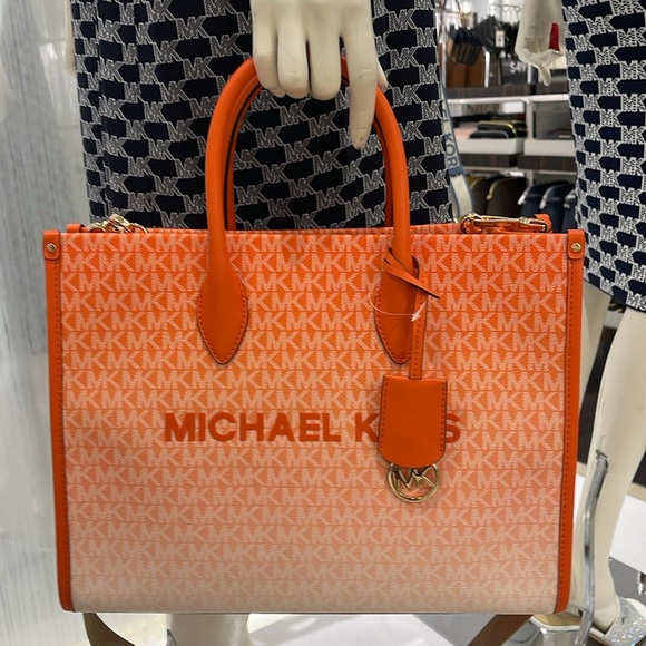 Michael Kors Mirella Medium Ombré Logo Tote Bag
Poppy
NWT - Picture 4 of 16